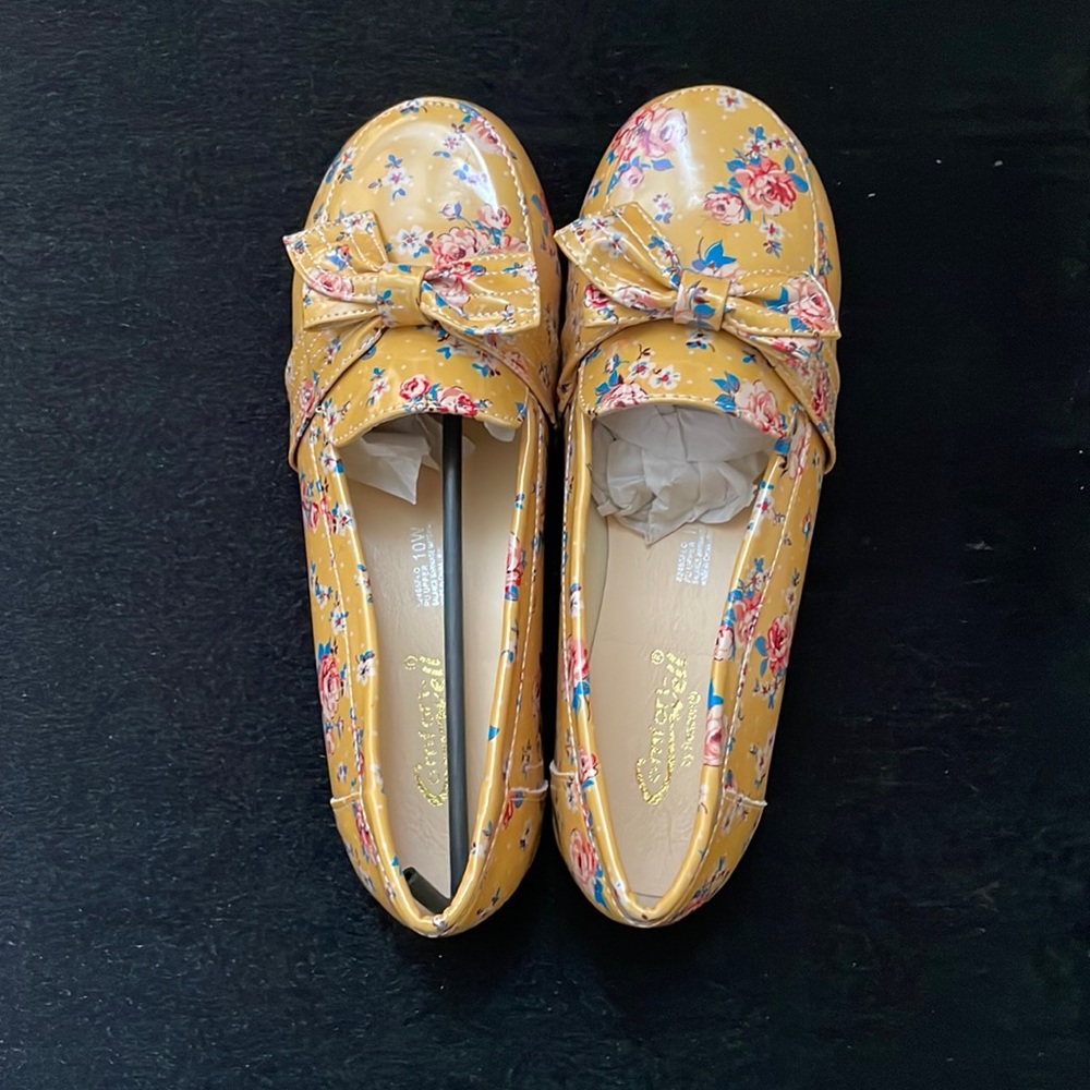 NEW Women’s Floral Loafers Size 10W Yellow super soft and comfortable Flats